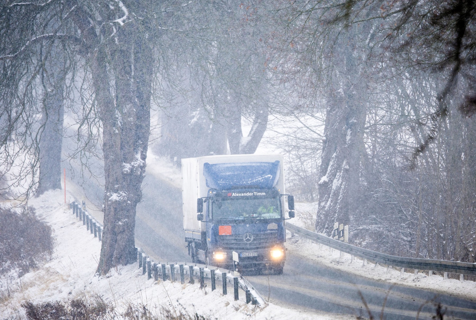 Leszakadt a busz eleje, a magyar hóesésről döbbenetes videó terjed a TikTok-on, ezrek nézik most
